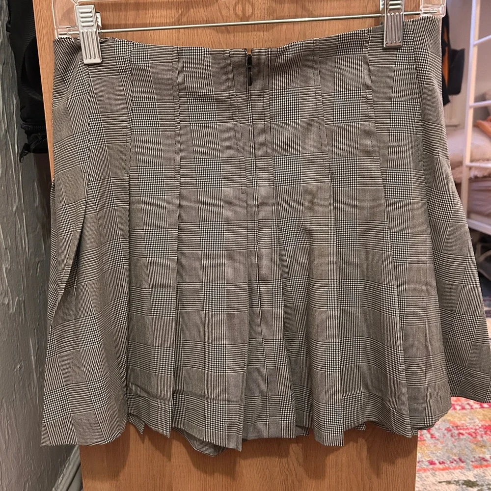 NWT H&M Classic Gray Plaid Women's Skirt. Size US 6